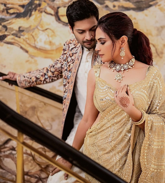 গোল্ডেন শাড়িতে রিচা আর মানানসই শেরওয়ালিতে আলিকে দেখে ভক্তরা আপ্লুত৷