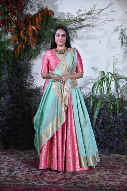 গোলাপী লেহেঙ্গায় ঝাঁ-চকচকে স্বরা ভাস্কর