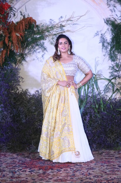 সাদা-হলুদ কম্বিনেশনের লেহেঙ্গায় হুমা কুরেশি