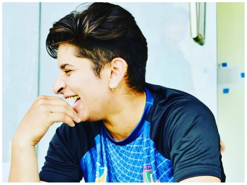 শাহিদ আফ্রিদির ভক্ত নিদা দার পাকিস্তানের গুজরানওয়ালায় থাকেন। তিনি মিডল অর্ডার ব্যাটসম্যান এবং অফস্পিনার। পাকিস্তানের অন্যতম সেরা টি-টোয়েন্টি ক্রিকেটার। ২০১৯ সালে তিনি পাকিস্তানের প্রথম খেলোয়াড় হিসেবে মহিলাদের বিগ ব্যাশ লিগ (WBBL) খেলেন। নিদা দার সিডনি থান্ডার্সের হয়ে খেলেন।