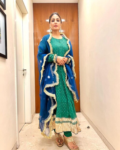 গুরুগ্রামের সিসিএ স্কুল অব ম্যানেজমেন্ট থেকে এমবিএ পাশ করেন বরাবরের ভাল ছাত্রী হিনা