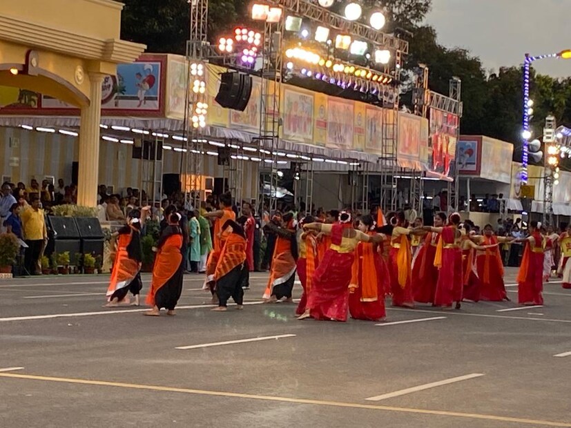 কখনও আদিবাসী নৃত্যশিল্পীদের সঙ্গে পা মেলালেন, কখনও আবার শিশুদের চকোলেট উপহার দিলেন মুখ্যমন্ত্রী।