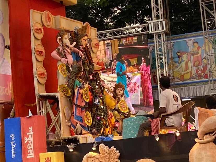 প্রতিমার প্রদর্শনের পাশাপাশি ‘হেরিটেজ অলিন্দের আদলে’ বানানো মঞ্চে বঙ্গ সংস্কৃতির উপস্থাপনা। আর তাতেই বিস্মিত বিদেশি অতিথিরা।
