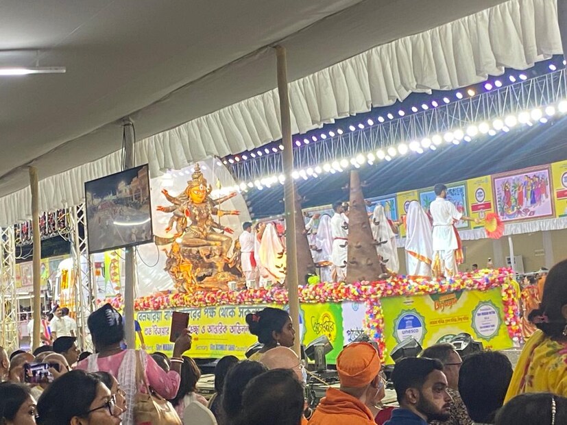 নিয়ম মেনে প্রত্যেকটি পুজো কমিটির নিজেদের প্রতিমা উপস্থাপন করছেন সর্বাধিক তিন মিনিটে। ঢাকি-সহ মোট ৫০ জন উপস্থিত ছিলেন এক একটি কমিটি থেকে।