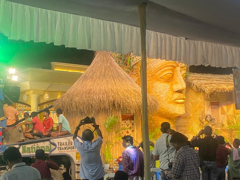 কোভিড কাল কাটিয়ে আবার উৎসবমুখী শহর। পাশাপাশি ইউনেস্কোর ইনট্যানজিবল কালচারাল হেরিটেজ হিউম্যানিটির বা আবহমান ঐতিহ্যে তালিকায় দুর্গাপুজোর নাম ওঠার পর এবারই প্রথম কার্নিভাল।