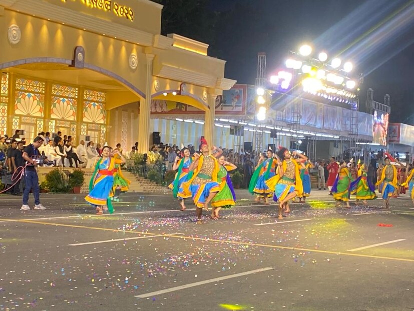 পুজোর এই বিদায় বেলায় মন খারাপের রেশ থেকে গেলেও এমন কার্নিভালের কথা মনে থেকে যাবেই। আর তাতেই যেন আগামী বছরের আনন্দ লুকিয়ে। আসছে বছর আবার হবে।