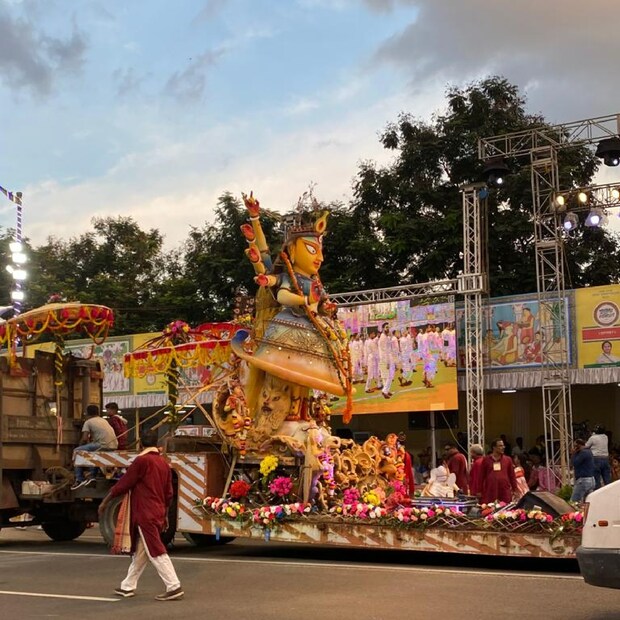 শনিবার কলকাতার রেড রোড উৎসবের আমেজে ভরপুর ছিল। দুর্গাপুজোর কার্নিভাল অনুষ্ঠিত হল সাড়ে চার ঘণ্টারও বেশি সময় ধরে। ৯৪টি ক্লাব বা পুজো কমিটি অংশগ্রহণ করল সেখানে।