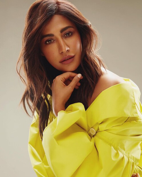উজ্জ্বল হলুদ ড্রেসে ফ্যাশনিস্তা চিত্রাঙ্গদা। 