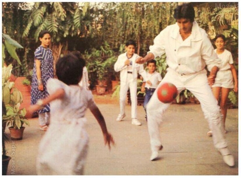 মেয়ের সঙ্গে ফুটবল খেলছেন বিগ বি, পিছনে দাঁড়িয়ে জয়া বচ্চন