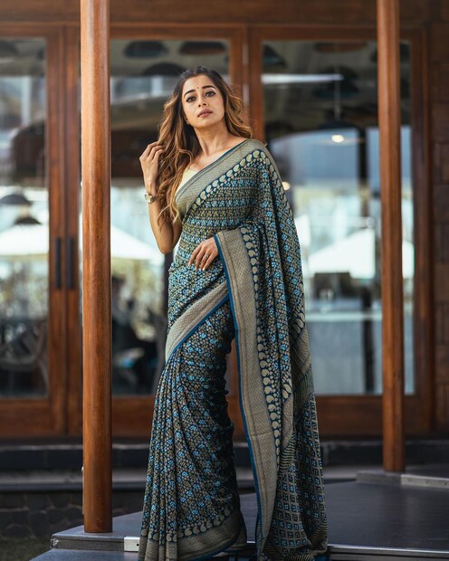 নীল প্রিন্টেড শাড়িতে তাঁকে লাগছিল আভিজাত্যপূর্ণ৷