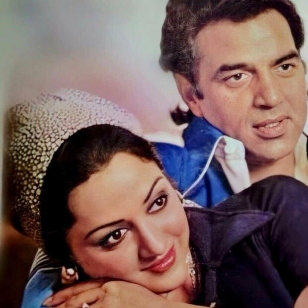 সিমি গারেওয়ালকে হেমা জানিয়েছিলেন,বিবাহিত এবং দুই সন্তানের বাবা ধর্মেন্দ্রর প্রেমে পড়ে কতটা সমস্যার মধ্যে পড়েছিলেন৷ হেমার পরিবারেও পছন্দ ছিল না যে মেয়ে বিবাহিত অভিনেতার সঙ্গে ঘর বাঁধুক৷ তারপরও নিজের সিদ্ধান্তে অনড় ছিলেন নায়িকা৷