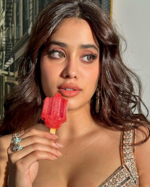 সেক্সি অবতারে ধরা দিয়েছেন জাহ্নবী কাপুর।