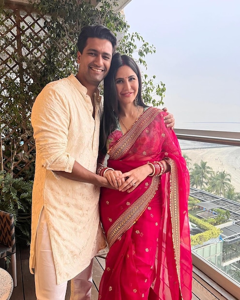 নিজের ইনস্টাগ্রাম থেকে দীপাবলি উদযাপনের ছবি শেয়ার করেছেন অভিনেতা ভিকি কৌশল। সকলকে দীপাবলির শুভেচ্ছা জানিয়েছেন বিটাউনের এই নবদম্পতি।
