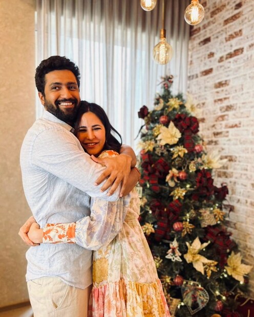 সম্প্রতি এক টুইট ঘিরে তোলপাড় অবস্থা৷ ভিকি ও ক্যাটরিনার অশান্তি নাকি চরমে পৌঁছেছে৷ রাগের মাথায় নাকি মোবাইল ফোনও ভেঙে দিয়েছেন ভিকি৷ আপাতত এই নিয়েই জল্পনা তুঙ্গে৷