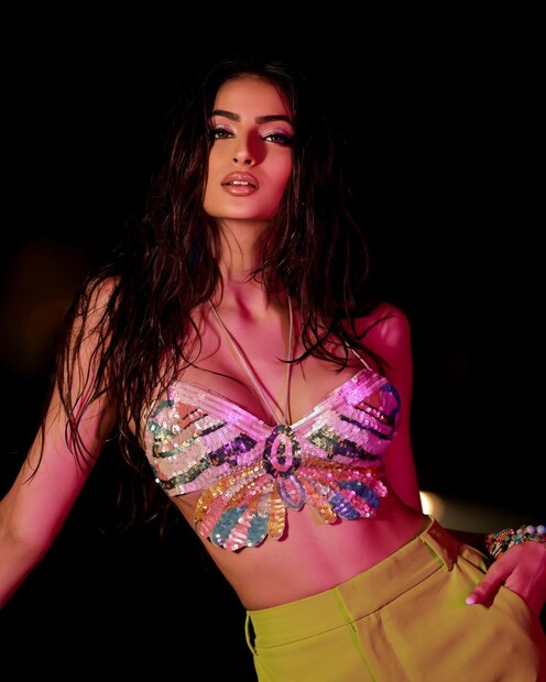 প্রজাপতি ব্রালেট পরেছেন পলক তিওয়ারি। 