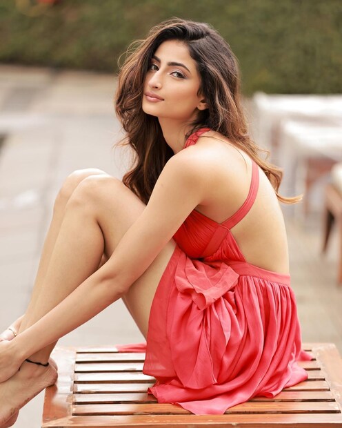 লাল মিনি ড্রেসে হট লুক। 