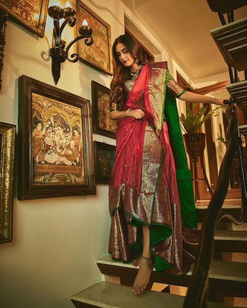 গোলাপি সিল্কের শাড়িতে বেশ মানিয়েছিল তাঁকে৷