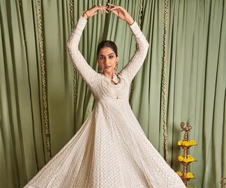 হাঁটছেন না কত্থক নাচছেন! ব়্যাম্পে এসে হলটা কী সোনমের, চরম ট্রোলড ফ্যাশনিস্তা
হাঁটছেন না কত্থক নাচছেন! ব়্যাম্পে এসে হলটা কী সোনমের, চরম ট্রোলড ফ্যাশনিস্তা