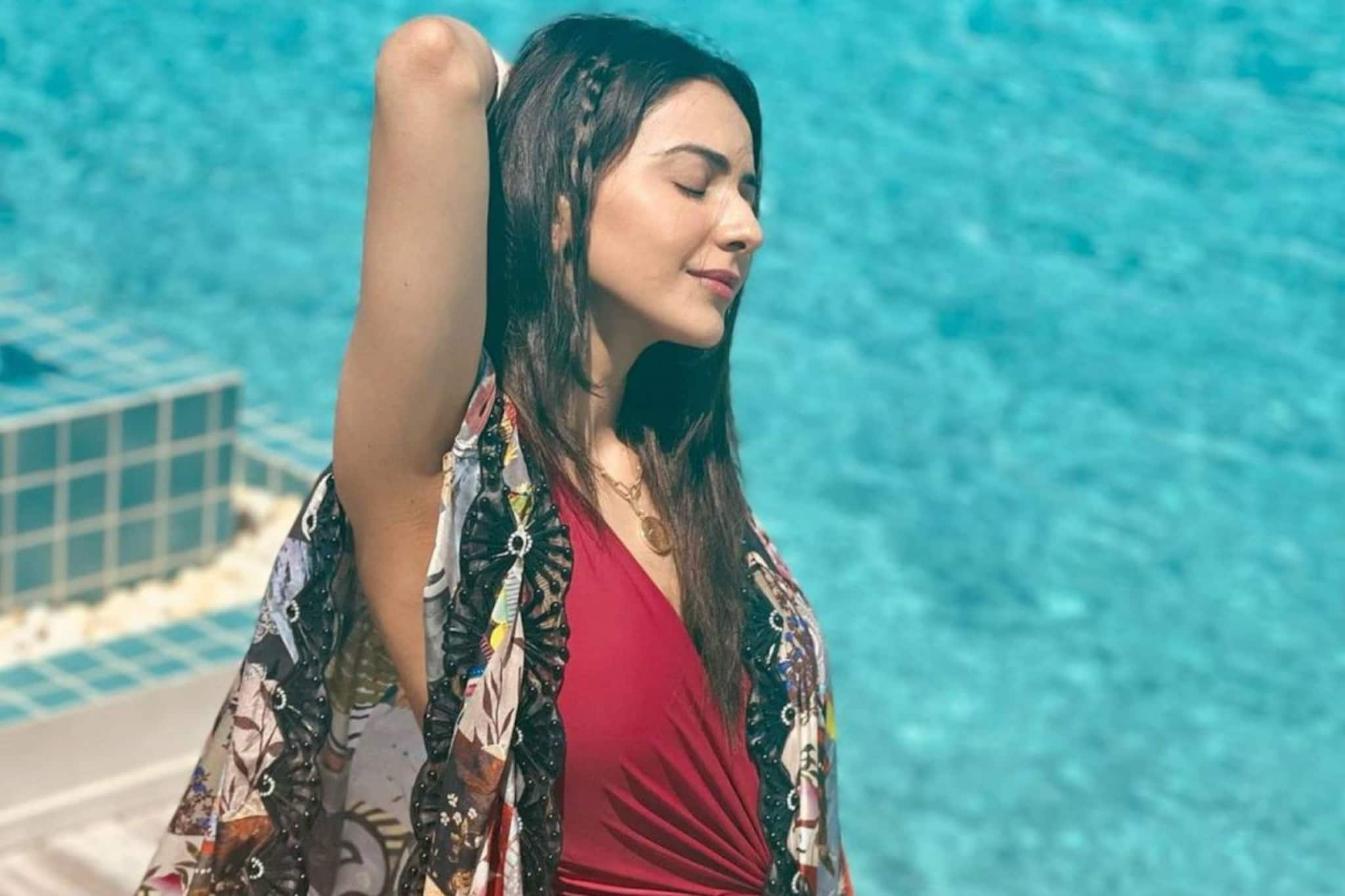 একগুচ্ছ বিকিনিতে উষ্ণতার পারদ চড়ালেন রকুল প্রীত সিং, ভাইরাল ছবি