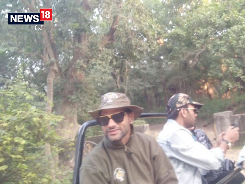 রণথম্বোর রাজস্থানের একটি বড় পর্যটন কেন্দ্র। সেখানে সেলিব্রিটিরা প্রায়ই যান। ভারতীয় ক্রিকেট দলের সদস্য শিখর ধাওয়ান বৃহস্পতিবার রাতে রণথম্ভোরে পৌঁছেছেন। শুক্রবার সকালে ধাওয়ান টাইগার সাফারি উপভোগ করেন। কিন্তু তিনি বাঘ দেখতে পাননি। এর পর সন্ধ্যায় তিনি ফের টাইগার সাফারিতে যান। স্থানীয় বিধায়কের বাড়িতেও সময় কাটিয়েছেন গব্বর।
