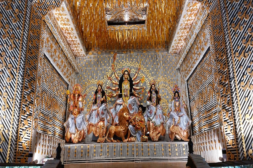 করোনা পরিস্থিতি কাটিয়ে উঠে এবার অনেকটা স্বাভাবিক ছন্দে শিলিগুড়ির দূর্গাপুজো গুলি। জাতীয় তরুণ সংঘের ক্লাব কর্তৃপক্ষ এবার আশাবাদী দর্শকের ভিড় এবার তাদের মণ্ডপ ছেয়ে যাবে।