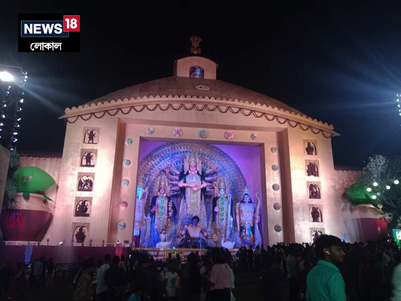মুর্শিদাবাদ জেলায় নজরকাড়া এই প্রতিমা তৈরি করে তাক লাগিয়ে দিয়েছেন বহরমপুরের বিষ্ণুপুর সার্বজনীন।