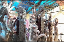 অবক্ষয়ের দিকটিকে স্বচ্ছতার মাধ্যমে তুলে ধরতে কাঁচের প্রতিমা গড়েছেন শিল্পী
