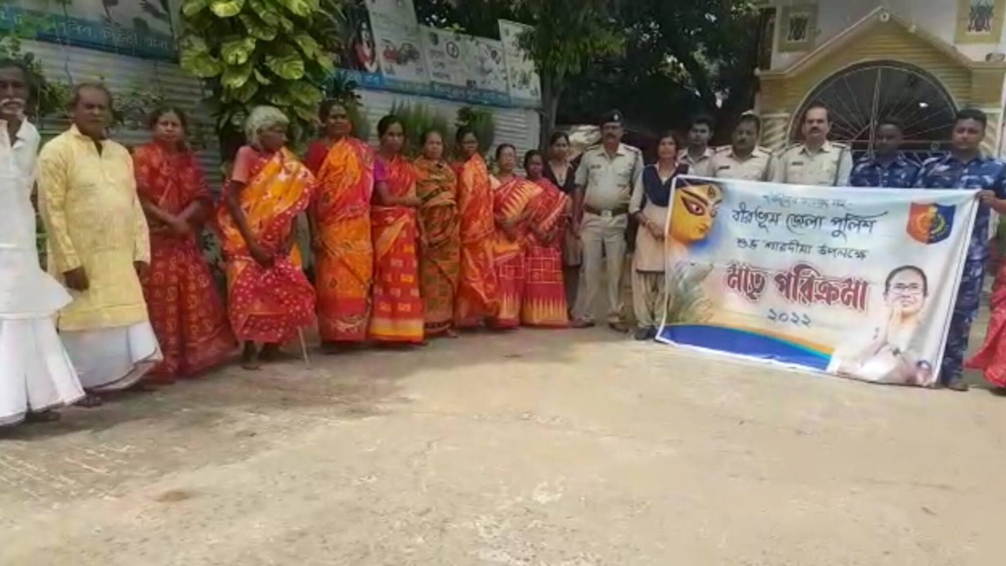 Birbhum News : পুলিশি সহযোগিতায় পুজো মণ্ডপ ঘুরে দেখলেন সিউড়ির ২৩ জন প্রবীণ নাগরিক, মহিলা ও শিশু