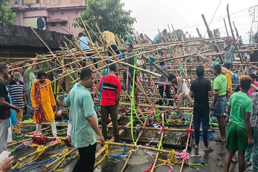 অষ্টমীর সকাল থেকেই মেঘলা আকাশ।জলপাইগুড়ি সহ পার্শ্ববর্তী জেলা কোচবিহারের হলদিবাড়ি এলাকাতেও ঢেকে রয়েছে কুয়াশায়।