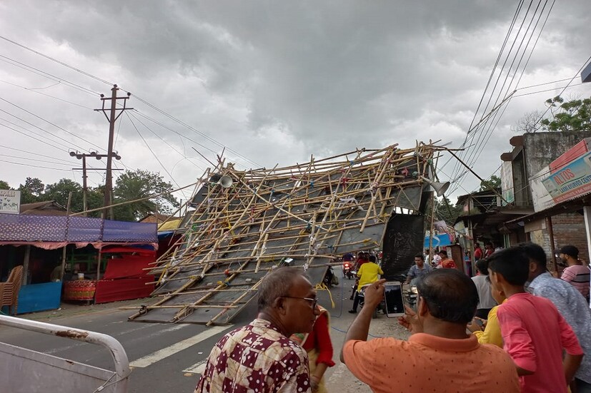 সকাল দশটার পর ব্যাপক ঝড়-বৃষ্টি জেলাজুড়ে। জেলার বিভিন্ন প্রান্তে পুজো মণ্ডপের তোরণ ভেঙে পড়ার খবর রয়েছে। এককথায় অষ্টমীতে সকালের পর মন খারাপ জলপাইগুড়িবাসীর।