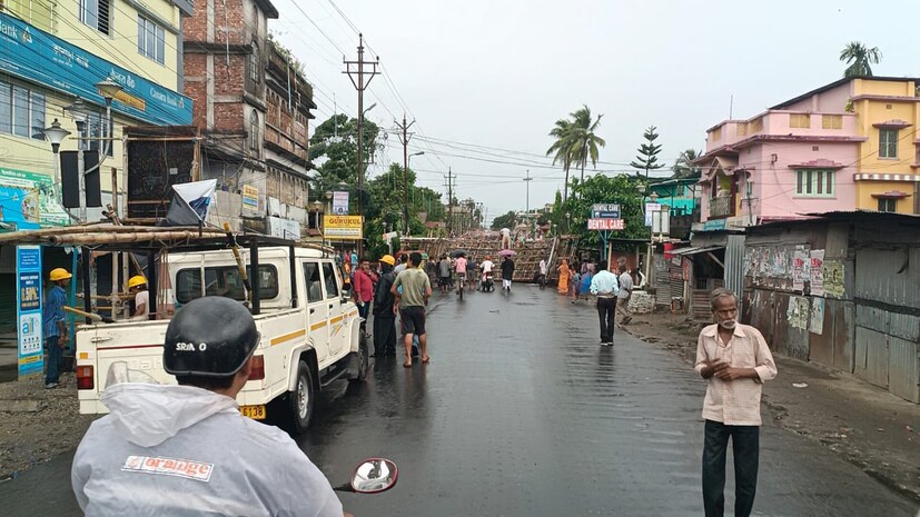 জলপাইগুড়ি শহর এবং রাজগঞ্জ, ধুপগুড়ি সহ বিভিন্ন পুজো মণ্ডপের তোরণ ভেঙে পড়ার খবর রয়েছে। মালবাজার নাগরাকাটা ক্রান্তিতেও পুজো মণ্ডপের কোথাও না কোথাও ক্ষতি হয়েছে।