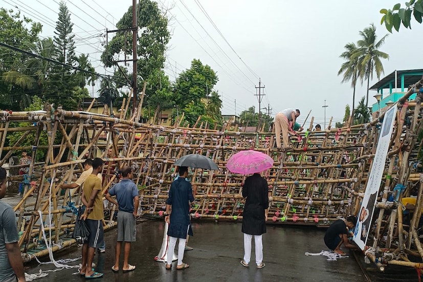 অষ্টমীর অঞ্জলি চলাকালীন প্রবল ঝড়-বৃষ্টির জেরে জায়গায় জায়গায় ভেঙ্গে পড়ল পুজোর প্যান্ডেল, তোরণ। দুর্দশা দেখে চোখে জল বিধায়কের, তার কথায় এমন ঘটনাতার জীবনে এই প্রথম।