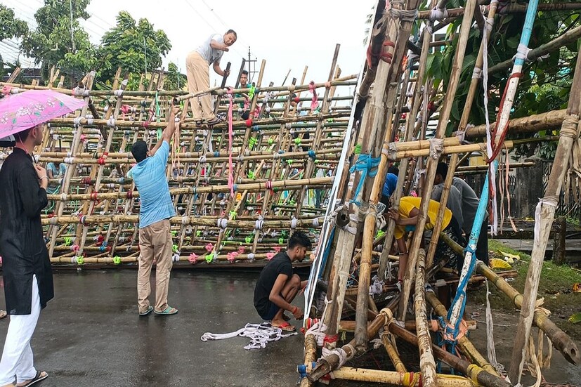 পূর্বাভাস মতই অষ্টমীর সকালেই উত্তরবঙ্গ জুড়ে বিভিন্ন জায়গায় শুরু হয়েছে বৃষ্টি সেই সঙ্গে ঝোড়ো হাওয়া। জলপাইগুড়ি জেলার রাজগঞ্জের বিভিন্ন জায়গায় পুজোর মণ্ডপ ক্ষতিগ্রস্ত হয়েছে, মাথায় হাত পড়েছে পুজো উদ্যোক্তাদের। সোমবার পাতিলাভাসায় কদমতলায় বিধায়কের বাড়ির সামনের পুজোর মণ্ডপ ভেঙ্গে পড়ল। সেই সঙ্গে ভেঙ্গেছে রাস্তার ওপর তৈরি হওয়া তোরণও।