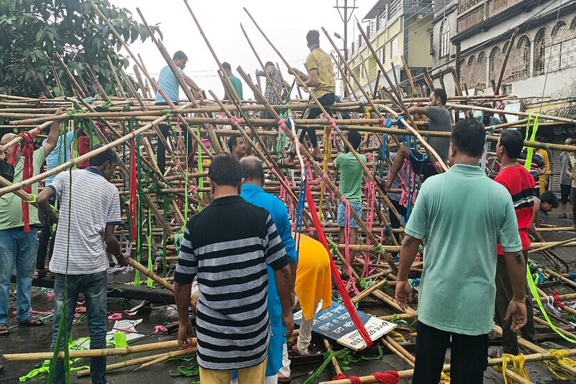 জলপাইগুড়ি রাজগঞ্জের বিধায়ক খগেশ্বর রায় বলেন, এমন ঘটনা আগে কখনও হয়নি। তবে প্রাকৃতিক দুর্যোগে আমাদের কারও হাত নেই। এদিকে, রাজগঞ্জের কালিনগরে ভেঙ্গে পড়েছে আলোর তোরণ।