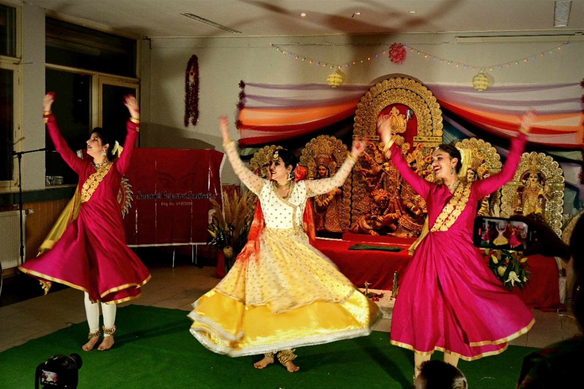 দুর্গাপুজোতে হতে হয় 'পরিযায়ী'! জার্মানিতে প্রবাসী বাঙালির পুজো জমজমাট