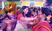 দশমীর সিঁদুর খেলা আর মিষ্টি মুখে উমা বরণ, মণ্ডপে মণ্ডপে বিদায়ের সুর দশমীর সিঁদুর খেলা আর মিষ্টি মুখে উমা বরণ, মণ্ডপে মণ্ডপে বিদায়ের সুর