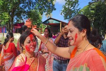 বন্দুক থেকে গুলি ছুড়ে শুরু হল বৈকুণ্ঠপুর রাজবাড়ীর প্রতিমা নিরঞ্জন বন্দুক থেকে গুলি ছুড়ে শুরু হল বৈকুণ্ঠপুর রাজবাড়ীর প্রতিমা নিরঞ্জন