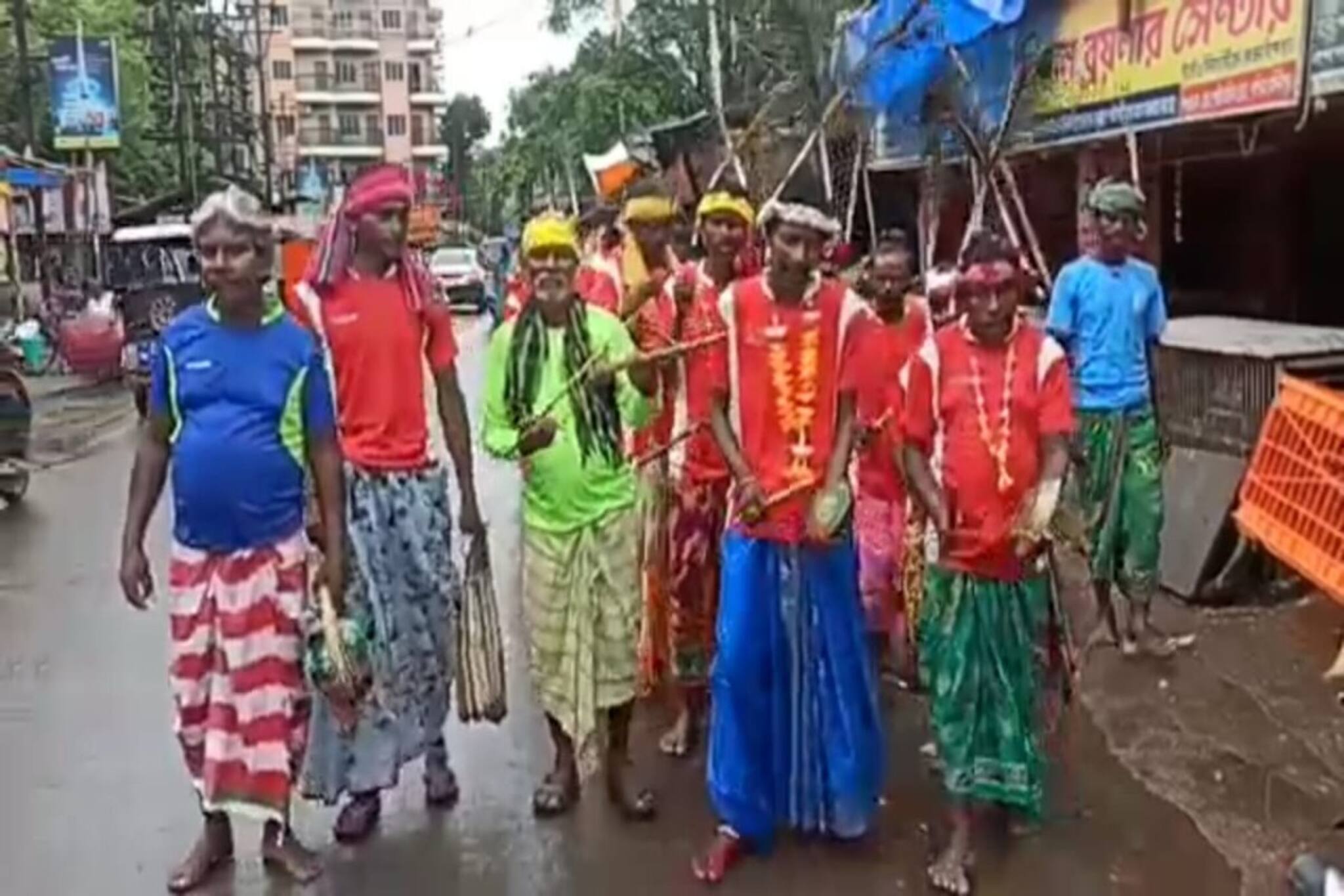 বিভিন্ন নাচের মাধ্যমে নিজেদের সংস্কৃতি বাঁচিয়ে রাখার প্রচেষ্টা আদিবাসীদের