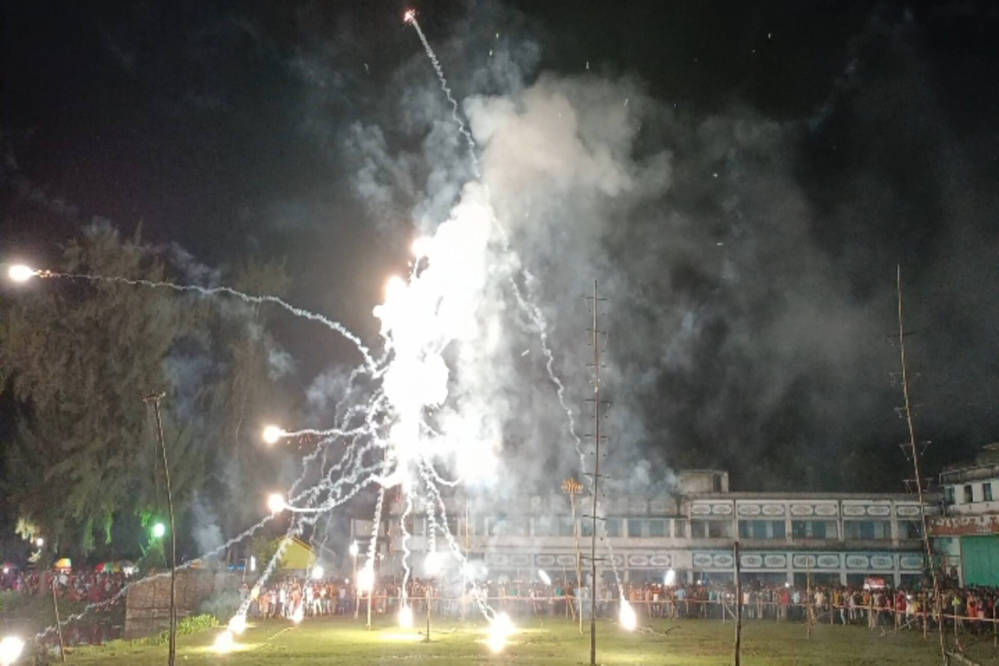 আতসবাজির প্রদর্শনী দেখতে বিপুল জনসমাগম কাশীনগরে