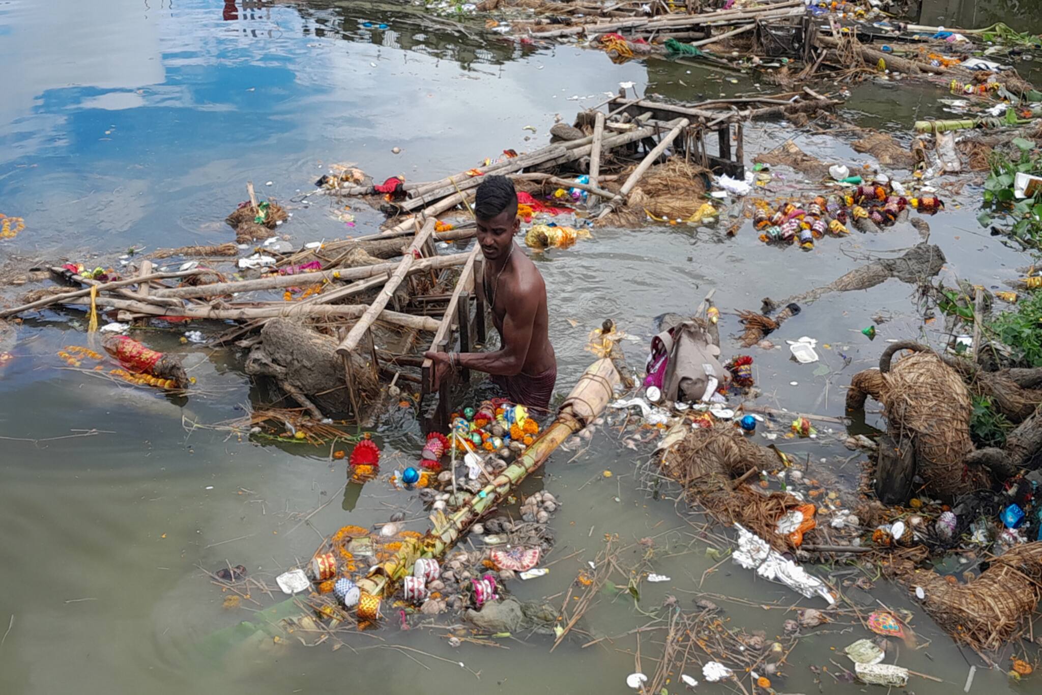 প্রতিমা নিরঞ্জনের পর দক্ষিণ বারাসতে চলছে ঘাট পরিষ্কারের কাজ