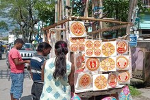 দেদার বিকোচ্ছে লক্ষীর চরণের স্টিকার! আলপনার রীতি ভুলেছে বাঙালি দেদার বিকোচ্ছে লক্ষীর চরণের স্টিকার! আলপনার রীতি ভুলেছে বাঙালি