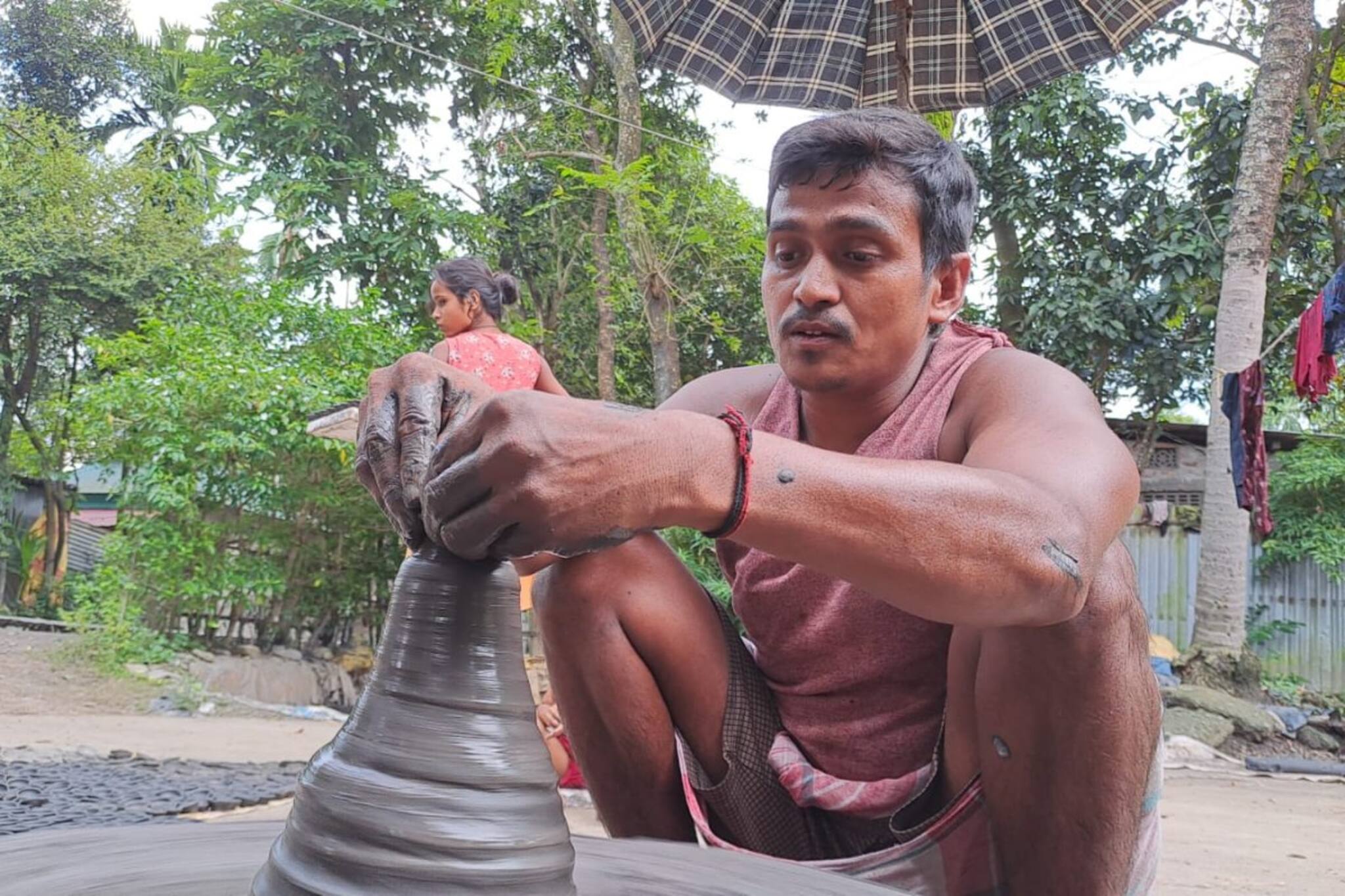 চিনা আলোর দাপটে, প্রদীপের তলে অন্ধকার! বিক্রি নেই মাটির প্রদীপের! অভাবে শিল্পীরা
