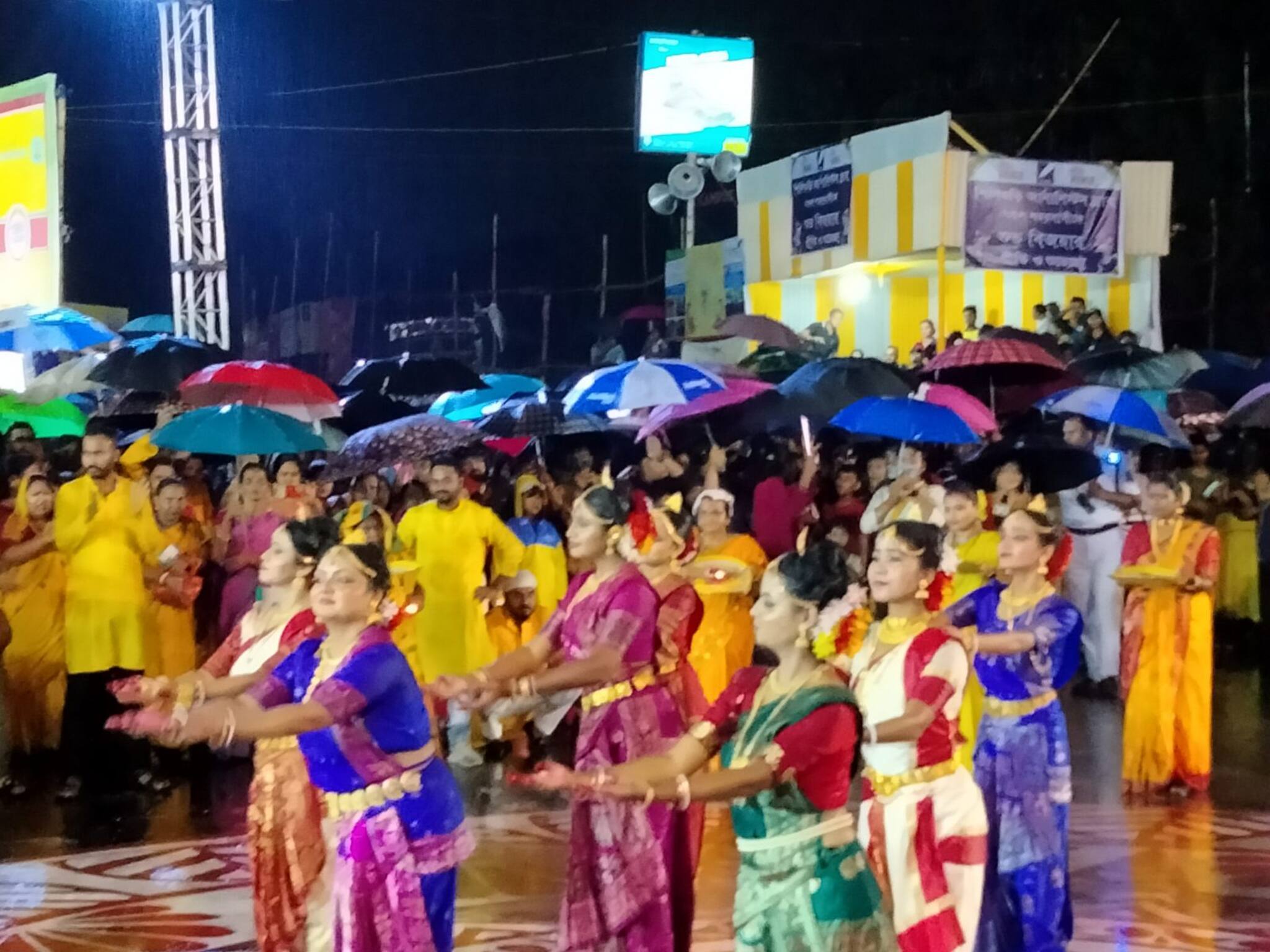 Durga Puja Carnival 2022: জমজমাট কার্নিভাল, শুরুতেই হড়পায় নিহতদের প্রতি শ্রদ্ধা জানিয়ে নীরবতা