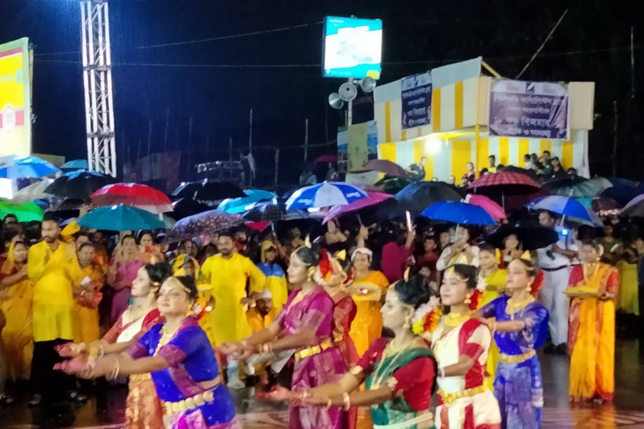 জমজমাট কার্নিভাল, শুরুতেই হড়পায় নিহতদের প্রতি শ্রদ্ধা জানিয়ে নীরবতা