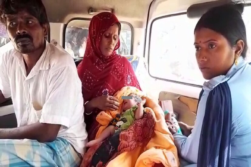 খবর পেয়ে এলাকায় পৌঁছই মহানন্দাটোলা ফাঁড়ি এবং রতুয়া থানার পুলিশ। প্রথমে শিশুকে উদ্ধার করে মহানন্দা টোলা প্রাথমিক স্বাস্থ্য কেন্দ্রে নিয়ে যাওয়া হয়। পরে সেখান থেকে আনা হয় মালদা মেডিকেল কলেজ হাসপাতালে।