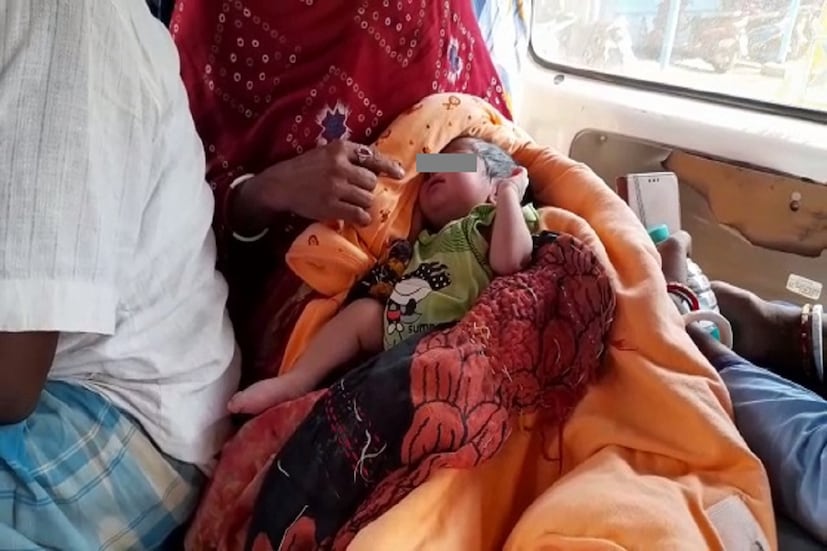 এরপর শিশুটিকে উদ্ধার করে আনা হয় নদীর পাড়ে। খবর চাউর হতেই ভিড় জমে যায় নদীর ঘাটে। মালদহের রতুয়া থানার বিলাইমারি এলাকার ঘটনা। প্লাস্টিকের ওই বেবি টবে শুইয়ে দিয়ে কেউ বা কারা শিশু কন্যাটিকে গঙ্গায় ভাসিয়ে দিয়েছিলেন বলেই অনুমান।