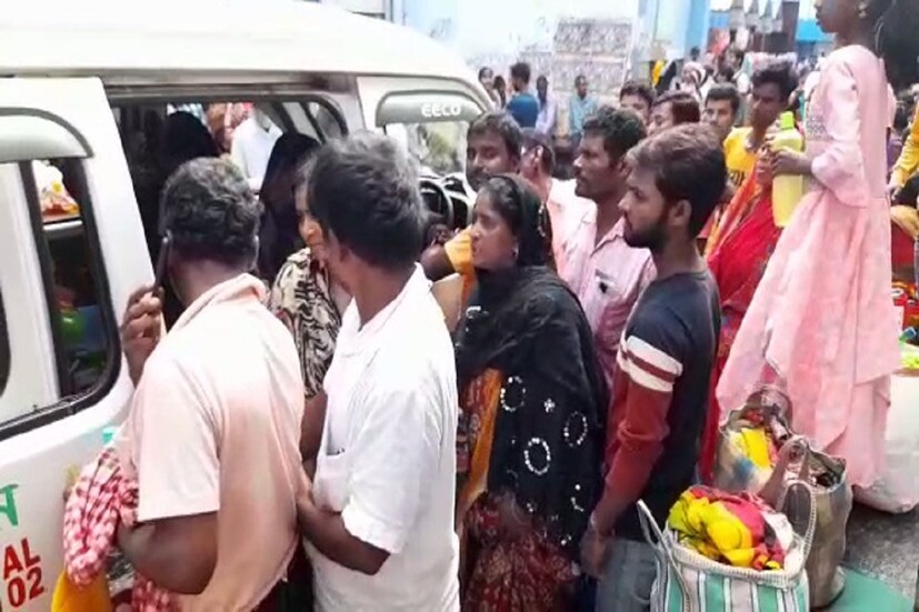 মালদহে গঙ্গায় এই মুহূর্তে রয়েছে প্রবল জলস্রোত। সময়মতো নজর না করলে শিশুটির ভবিষ্যৎ কি হতো তা বলা যথেষ্ট কঠিন। জানা গেছে, বিলাইমারির বাসিন্দা আকমল হোসেন নৌকায় চেপে প্রথম ভাসমান বয়াটি থেকে শিশু কন্যাকে উদ্ধার করে আনেন।