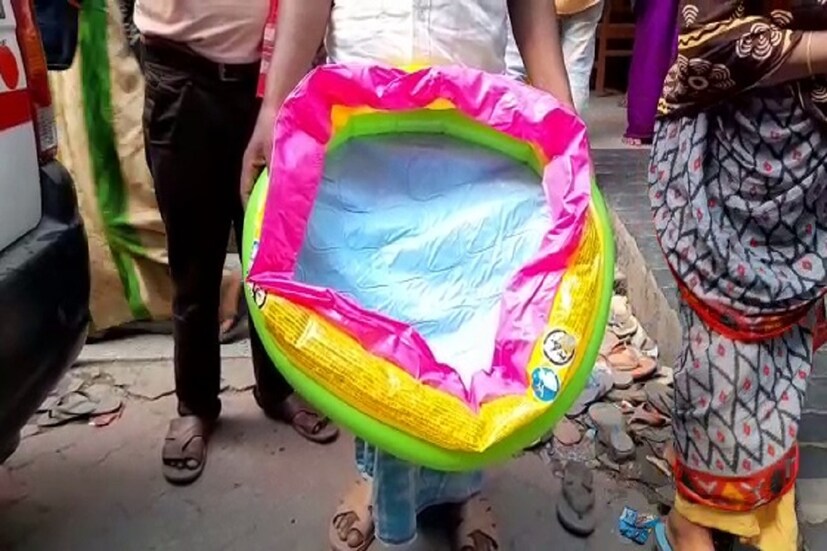 খানিকক্ষণের মধ্যেই দেখা মেলে একটি নৌকোর। এরপর নৌকো নিয়ে এগিয়ে গিয়ে দেখা যায়, একটি প্লাস্টিক বেলুন জাতীয় বেবি বাথ টবের ভেতরে শুয়ে কাঁদছে এক শিশু। বয়স বড়জোর দিন ১৫।