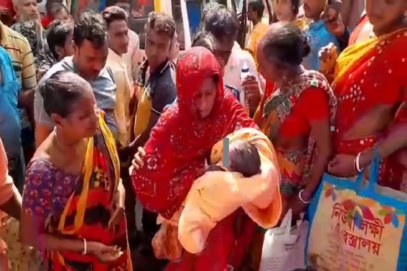 বর্তমানে ওই শিশুর চিকিৎসা চলছে মালদা মেডিকেল কলেজে। ওই শিশু সম্পূর্ণ সুস্থ বলেও প্রাথমিক পরীক্ষার পর জানিয়েছেন চিকিৎসকেরা।রতুয়া'য-১ ব্লকের বিলাইমারির যে এলাকায় ওই শিশুটিকে উদ্ধার করা হয়েছে, তার খুব কাছেই বিহারের জলসীমা। স্থানীয়দের অনুমান, বিহার থেকে ওই শিশুকে ভাসিয়ে দেওয়া হয়ে থাকতে পারে। গোটা ঘটনা খতিয়ে দেখা হচ্ছে বলে জানিয়েছে পুলিশ। Input-  Sebak DebSarma