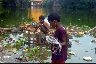 কাঠামো তুলছে খুদেরা
